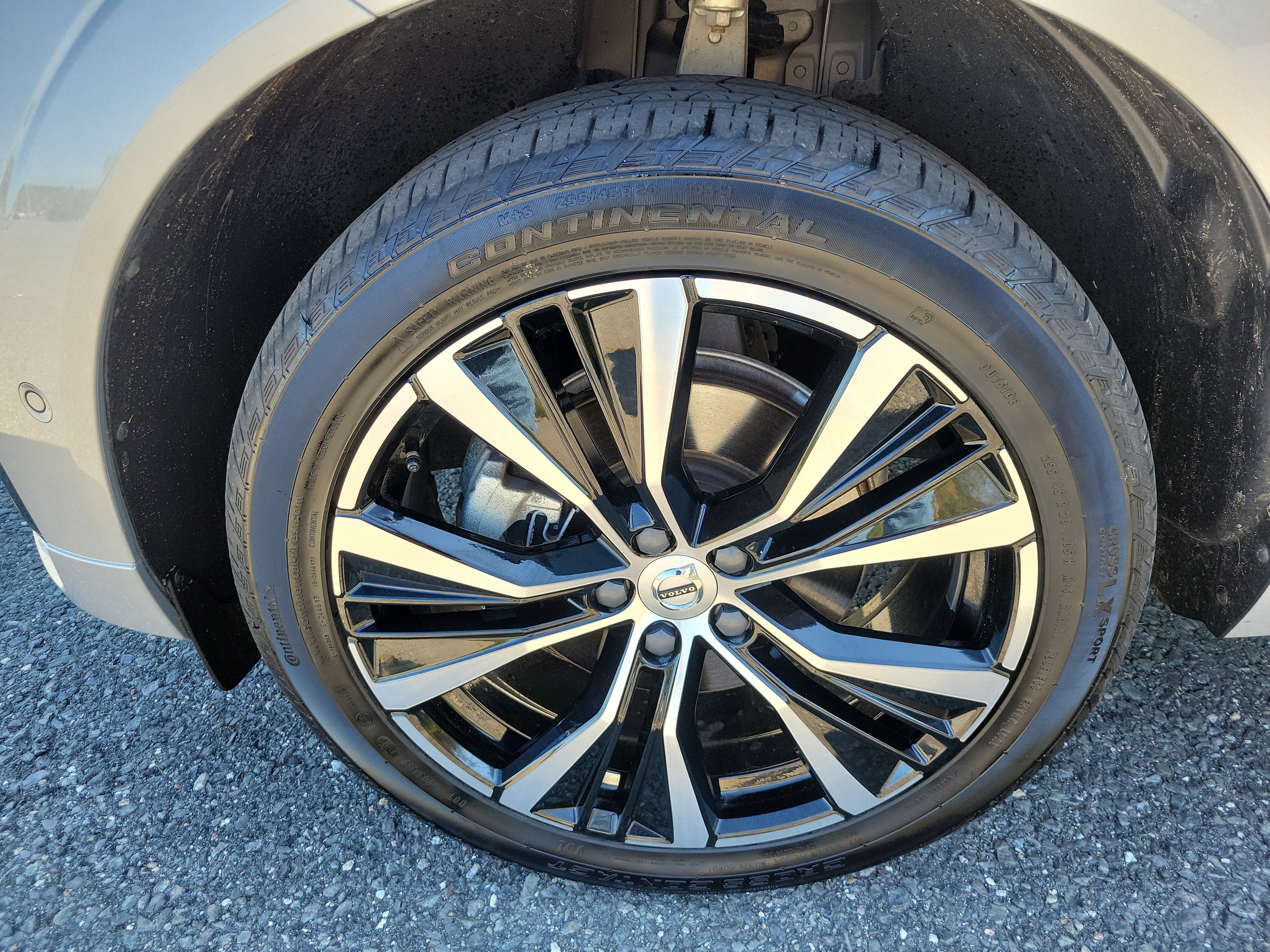 2024 Volvo XC60 Plus Dark Theme