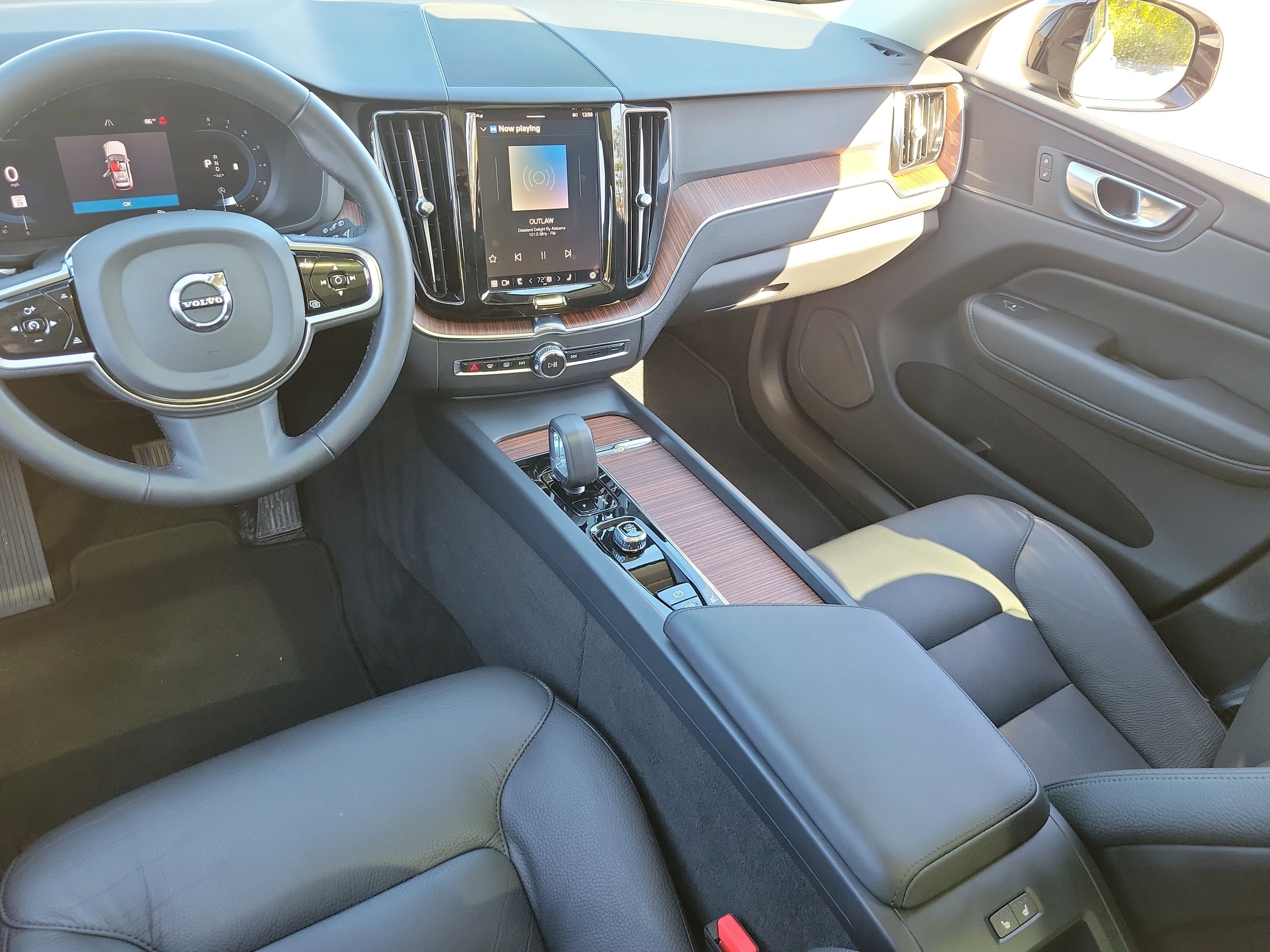 2024 Volvo XC60 Plus Dark Theme