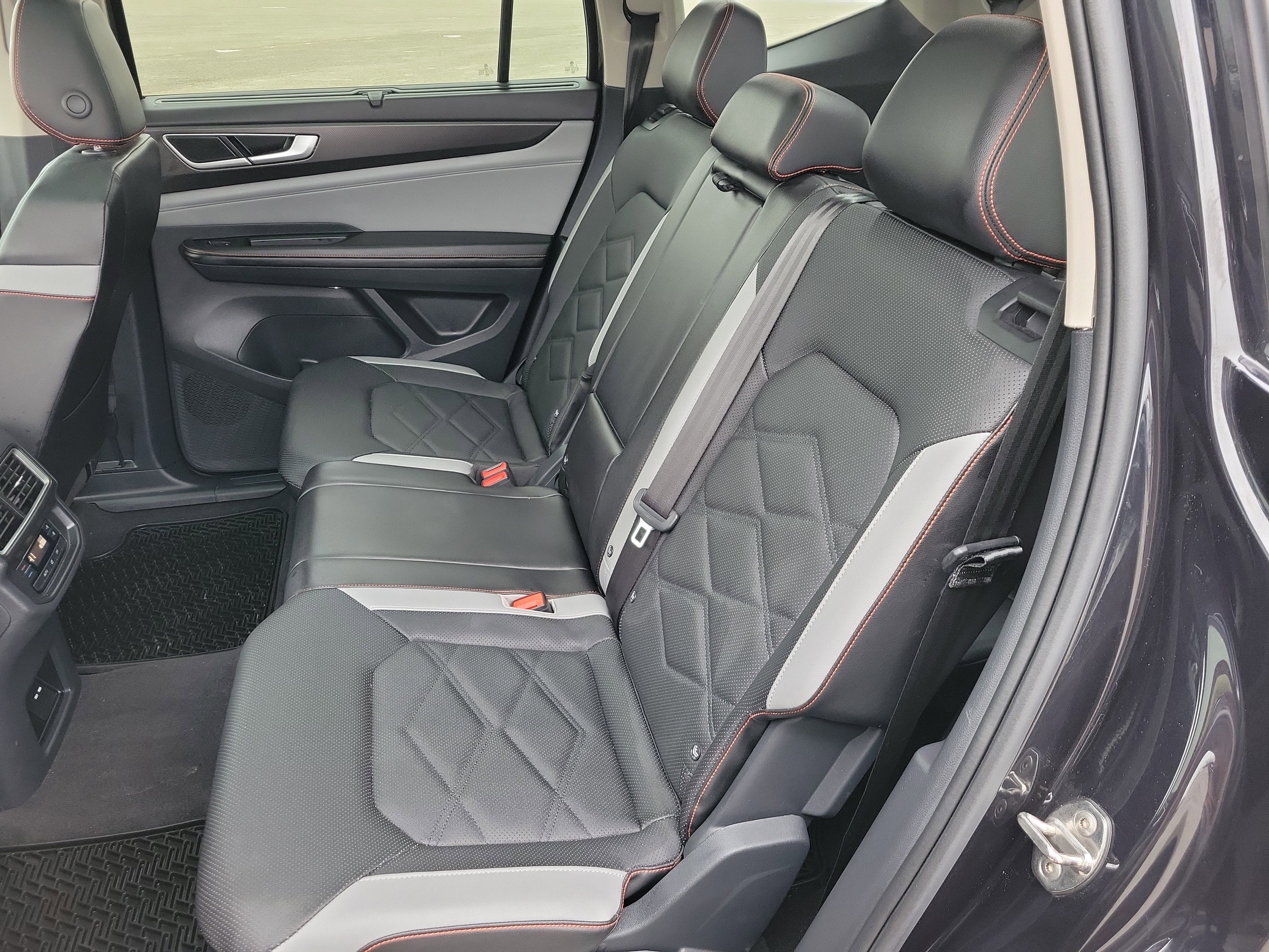 2024 Volkswagen Atlas 2.0T Peak Edition SEL